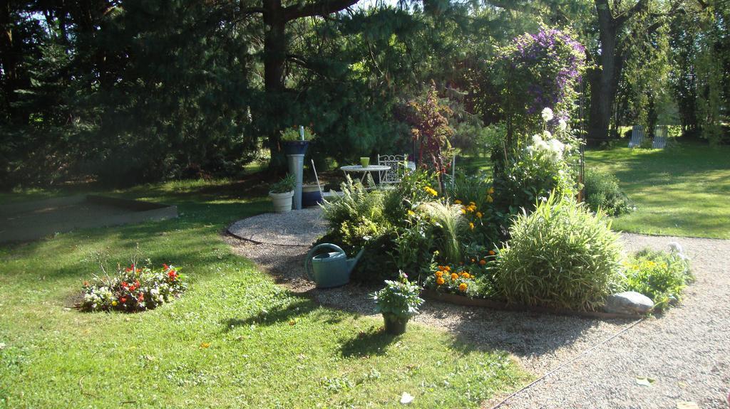 Le Venay Bed & Breakfast Frontenaud Exterior photo